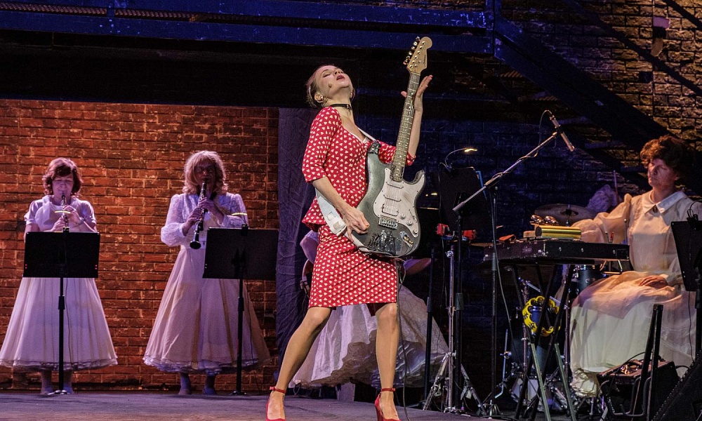 Восемь женщин – афиша