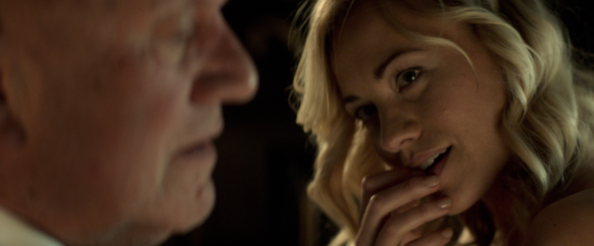 Ивонн Страховски – фото