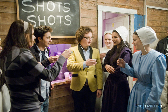 Үлкен жопалардың үлкен пландағы порнофотосуреттері Бір әйел еркекті байлап, оны сиқыған.