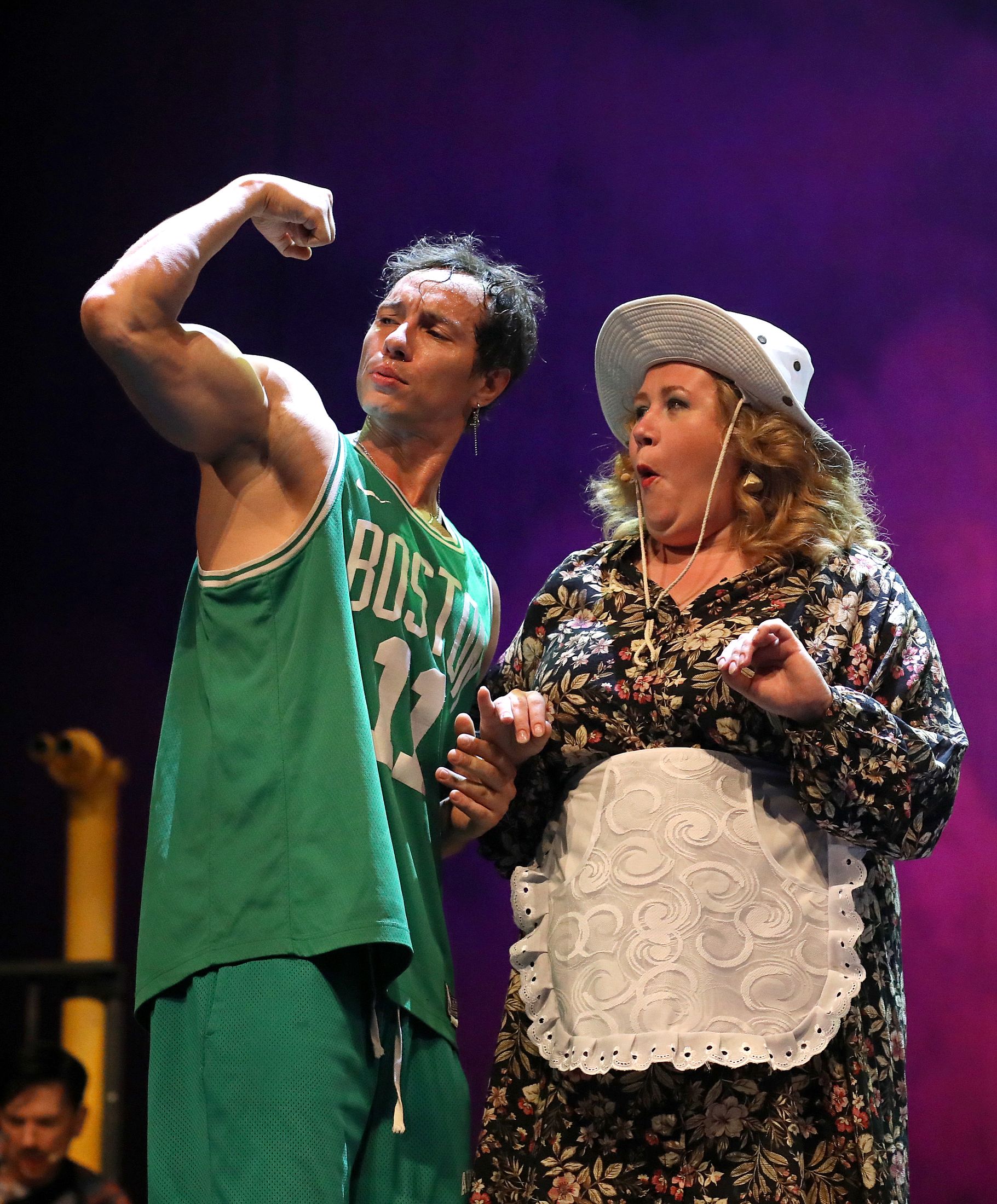 Босоногий мальчик – афиша