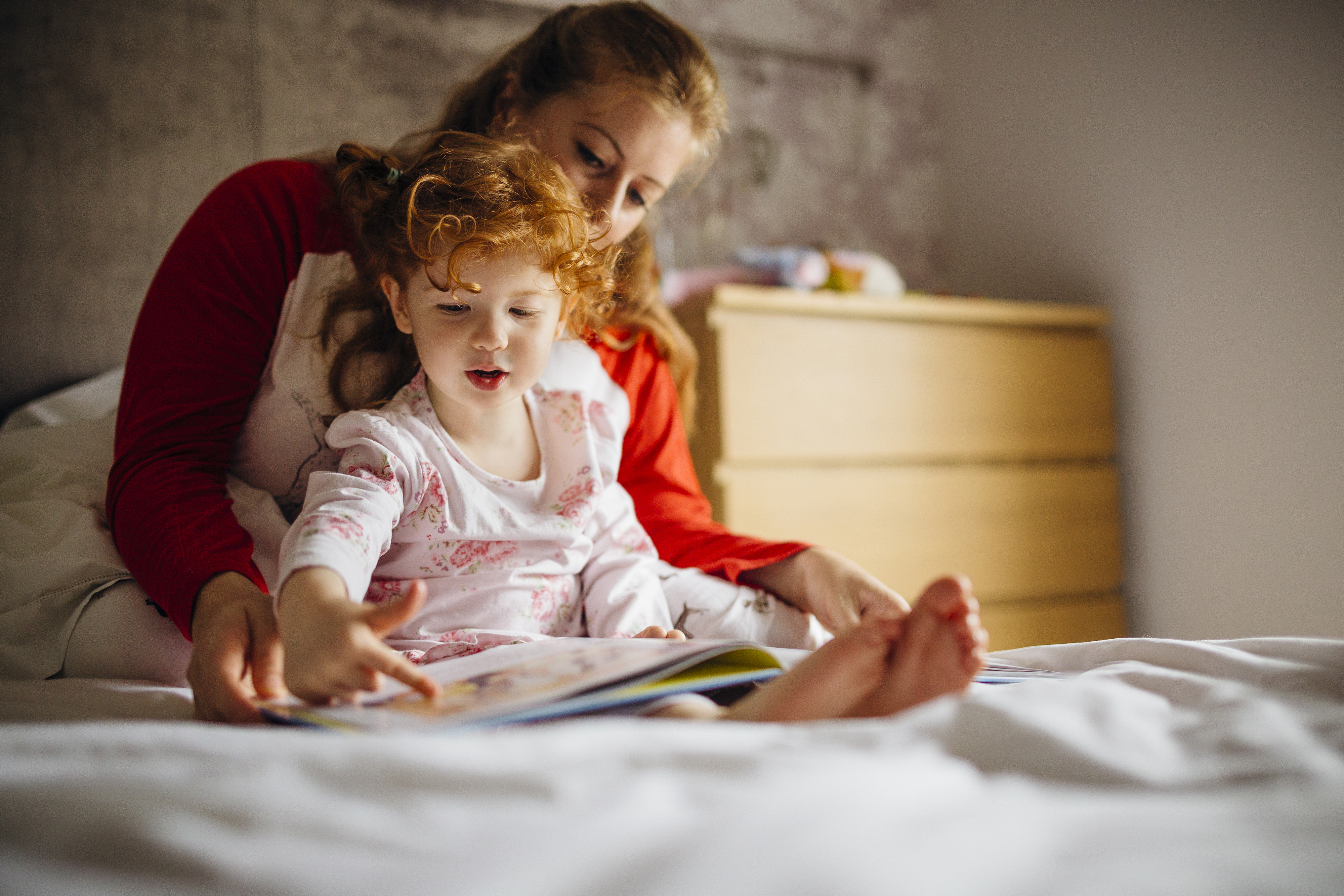 Почитать сказки перед сном. Мама читает книгу ребенку. Мама читает сказку ребенку. Сказки для детей. Чтение на ночь детям.