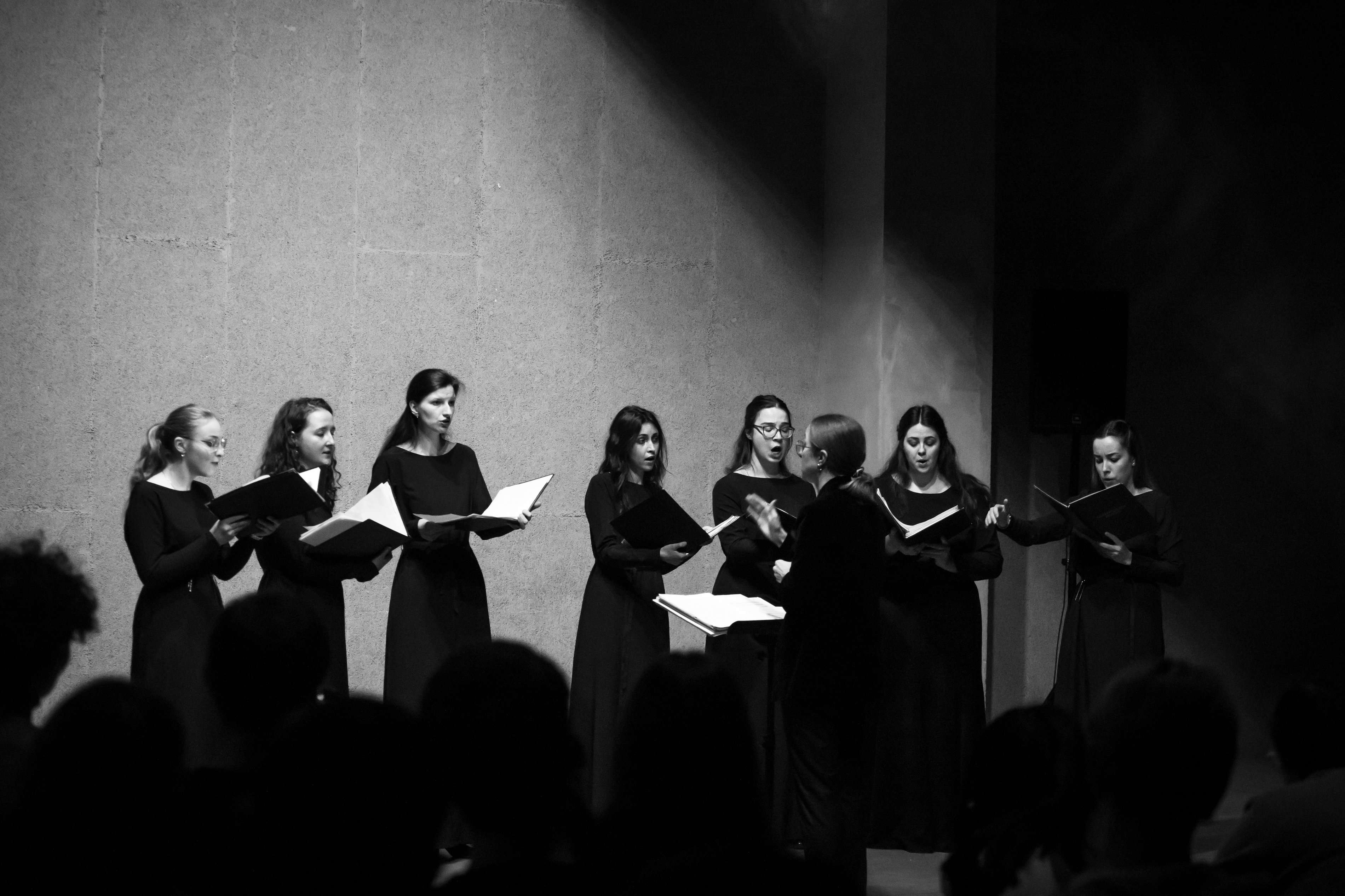 Призраки старинного особняка: хоровая мистерия в ночи – афиша