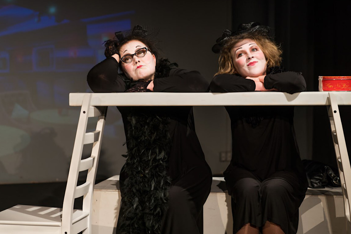 Две дамочки в активном поиске – афиша