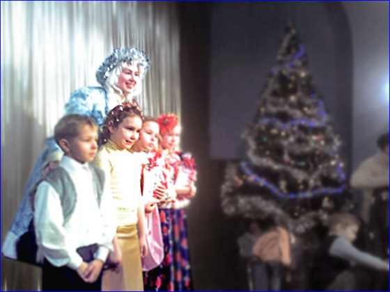 Новогоднее представление у нарядной елки – афиша