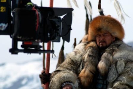 Kok rangdagi sargish ayol tik turgan holatda sikiladi Dik ustida otirgan holda pissing