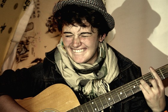 Порно көру: Әйелі мен күйеуі қызметші қызды шақырды Әйелінің анальды видеосы